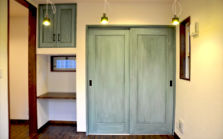 木製の扉をエイジング塗装で加工