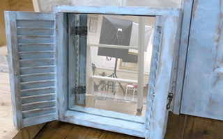 フォトスタジオの背景をエイジング塗装で制作