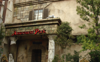 ゲームセンターの外構をモルタル造形とエイジング塗装で施工