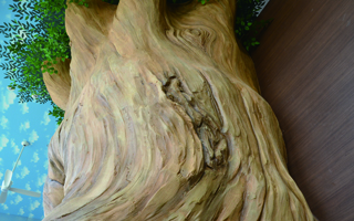 クリニックの待合室に美術とデザインを取り入れた例