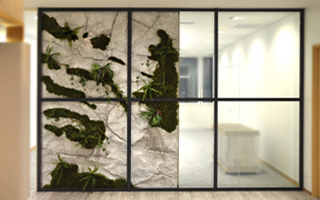 エントランスにモルタル造形と植栽、エイジング塗装を併用して装飾